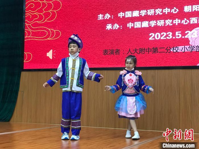 圖為中國人民大學(xué)附屬中學(xué)第二分校的小朋友們展示民族服飾?！￡惤ㄐ?攝