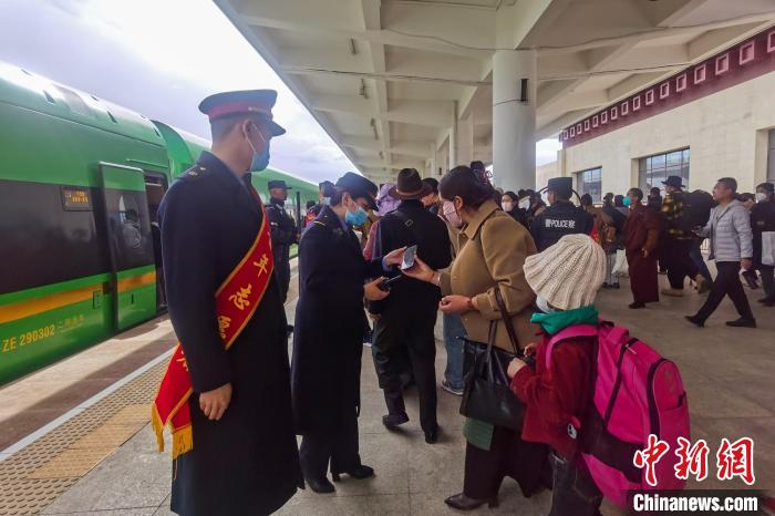 日喀則火車站工作人員引導(dǎo)乘客乘坐高原復(fù)興號(hào)?！《飞降?攝
