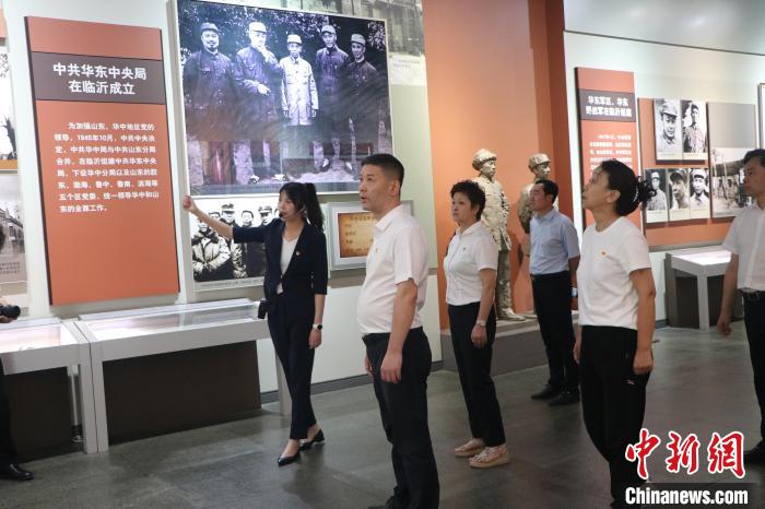圖為西藏航空一行在臨沂市沂蒙革命紀念館開展主題教育活動?！〗?攝