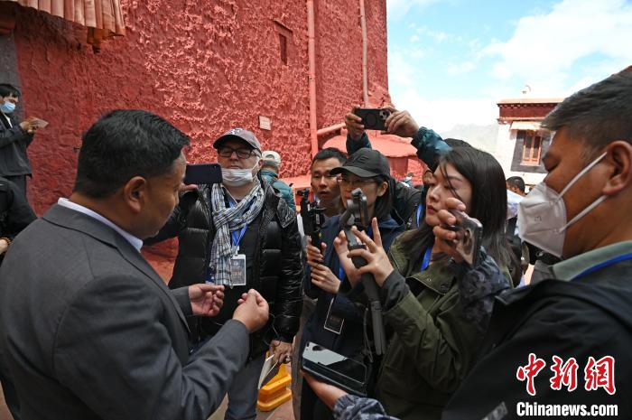 圖為中外媒體采訪布達拉宮管理處相關負責人?！≮w朗 攝