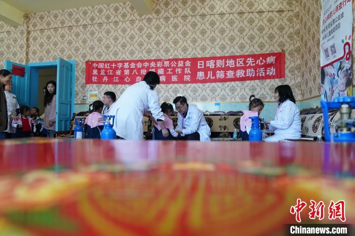 6月27日，西藏康馬縣雙語幼兒園的孩子參加先心病篩查?！√K丹 攝
