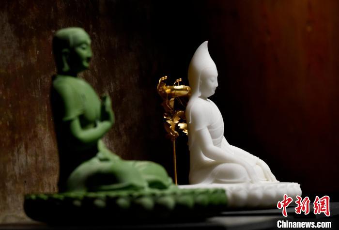 圖為展覽中圍繞西藏歷史與傳統(tǒng)創(chuàng)作的雕塑作品?！±盍?攝
