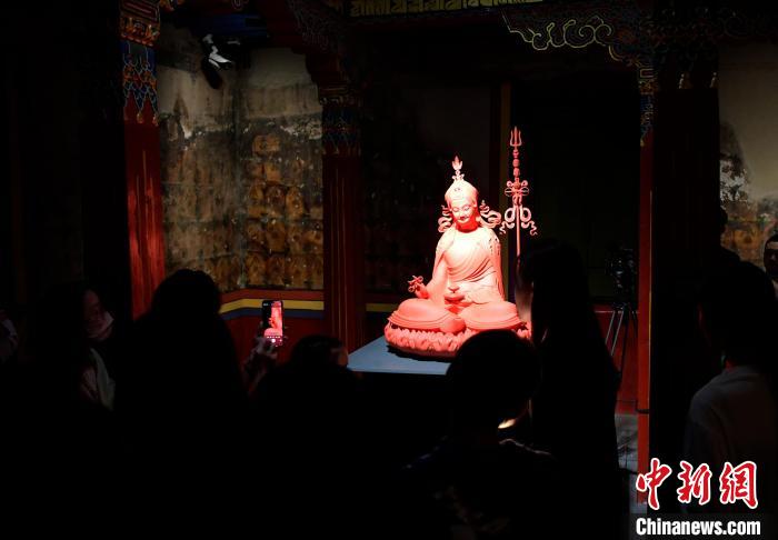 圖為觀眾正在欣賞展覽中的雕塑作品?！±盍?攝
