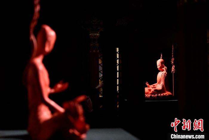圖為展覽中圍繞西藏歷史與傳統(tǒng)創(chuàng)作的雕塑作品。　李林 攝