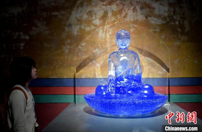 圖為觀眾正在欣賞展覽中的雕塑作品?！±盍?攝
