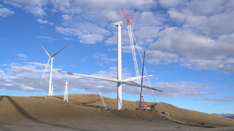 西藏措美哲古風電場首批3.6兆瓦風電機組吊裝。受訪者供圖