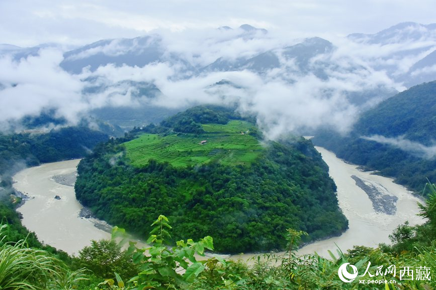 云海里的果果塘大拐彎。人民網(wǎng) 李海霞攝
