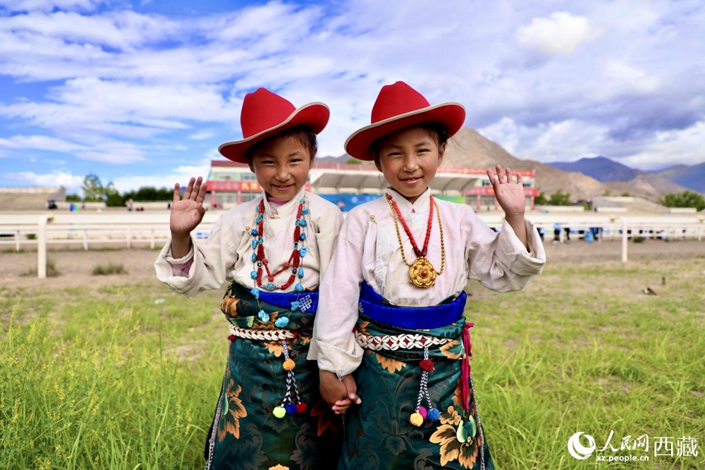 比賽現(xiàn)場外身著民族服飾的藏族小女孩兒。