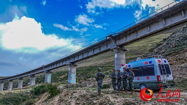 武警西藏總隊(duì)拉薩支隊(duì)執(zhí)勤八大隊(duì)官兵進(jìn)行護(hù)路演練以應(yīng)對(duì)突發(fā)情況。張磊 攝