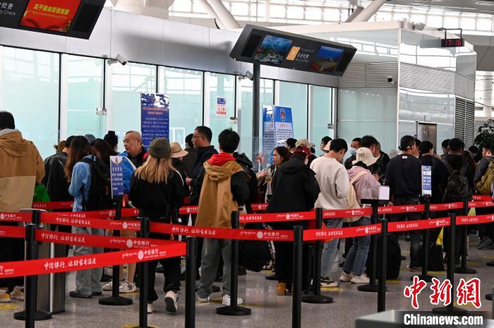 圖為“五一”期間，拉薩貢嘎機(jī)場旅客密集出行?！≡黝D珠 攝