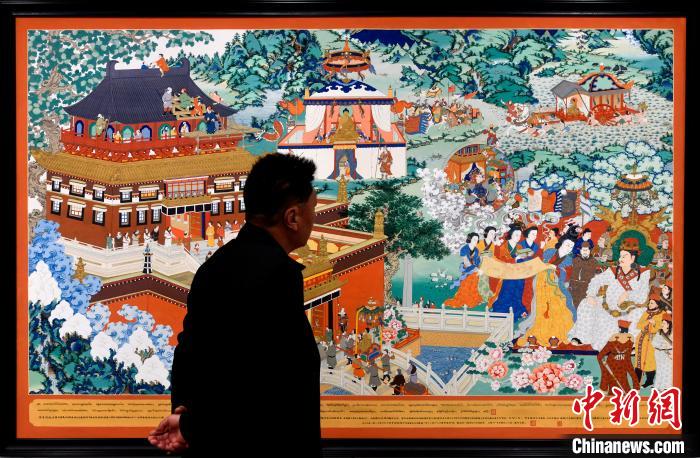 圖為5月16日，觀眾正在欣賞展覽中的新創(chuàng)唐卡作品?！±盍?攝