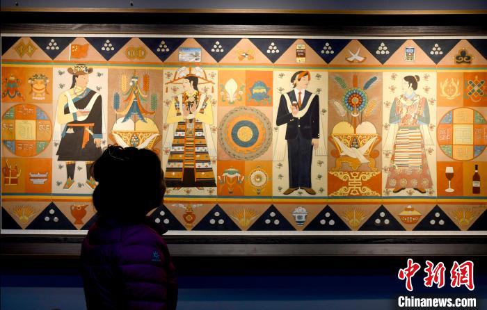 圖為5月16日，觀眾正在欣賞展覽中的新創(chuàng)唐卡作品?！±盍?攝