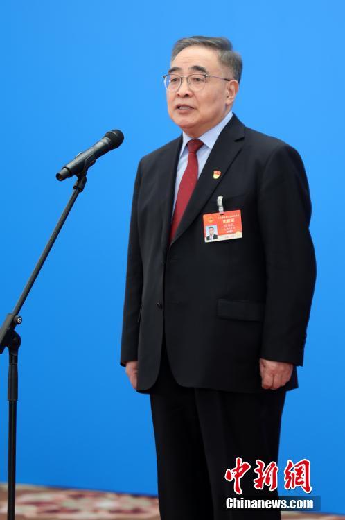 3月8日，第十三屆全國人民代表大會第四次會議舉行第二場“代表通道”采訪活動。圖為全國人大代表張伯禮通過網(wǎng)絡(luò)視頻方式接受采訪。 <a target='_blank' ><p  align=