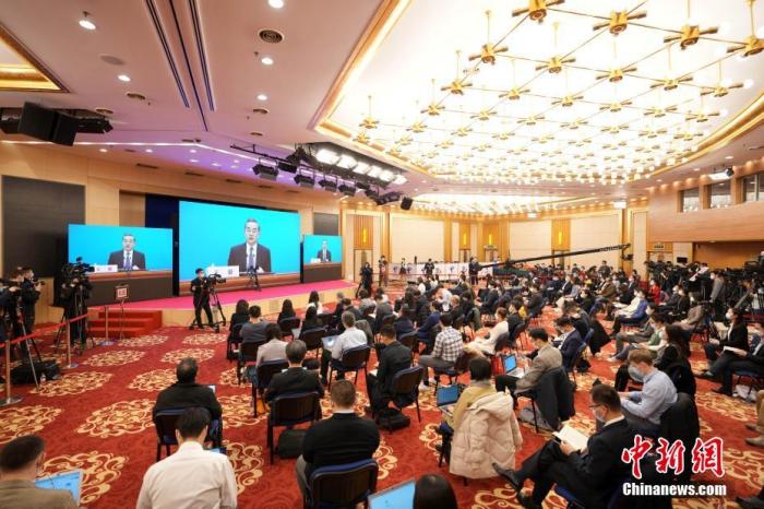 圖為記者在梅地亞中心多功能廳采訪。<a target='_blank' ><p  align=