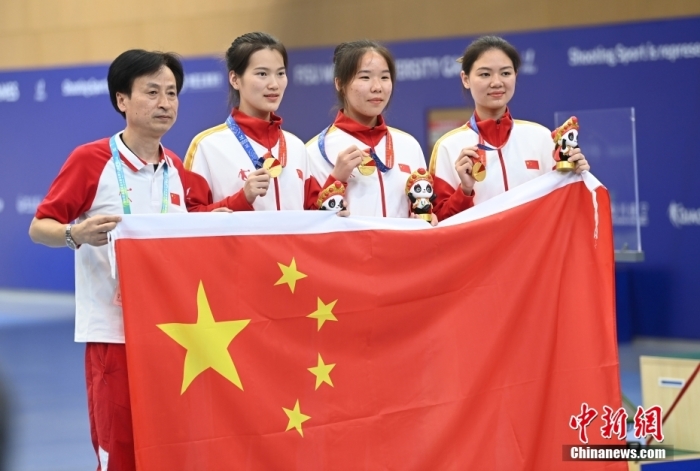 8月1日，第31屆世界大學(xué)生夏季運(yùn)動(dòng)會(huì)女子25米手槍團(tuán)體決賽在四川成都舉行，中國(guó)隊(duì)獲得冠軍。圖為中國(guó)隊(duì)選手熊亞瑄(左二)、林雅茜(右二)、王珂怡(右一)等站在領(lǐng)獎(jiǎng)臺(tái)上合影。<a target='_blank' href='/'><p  align=
