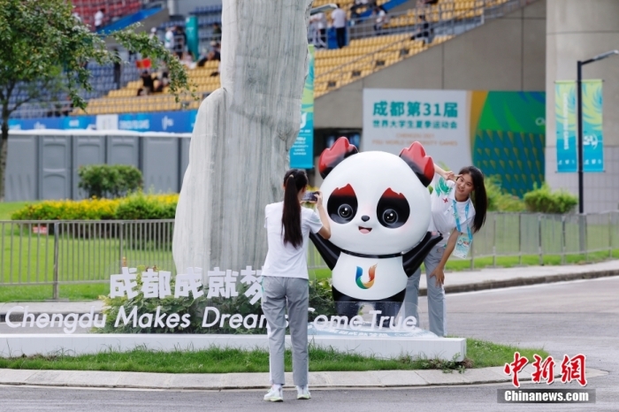 志愿者在比賽場館外與吉祥物景觀合影。<a target='_blank' href='/'><p  align=